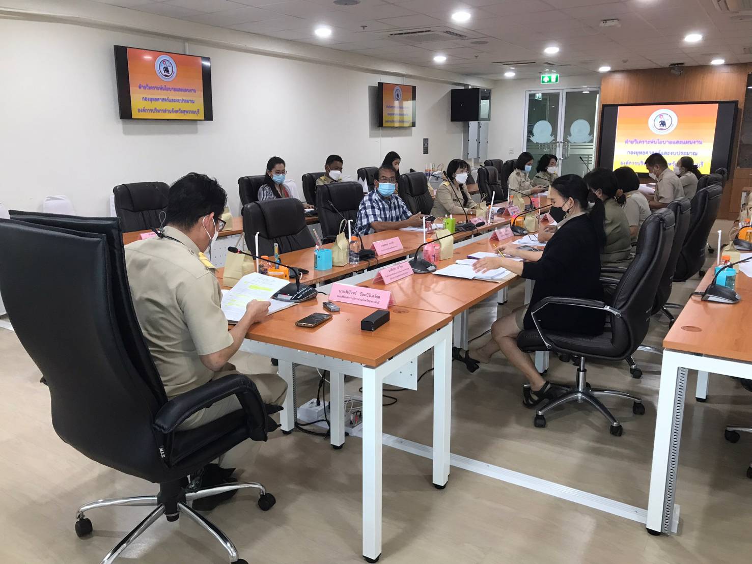 ภาพ..การประชุมคณะกรรมการสนับสนุนการจัดทำแผนพัฒนาองค์การบริหารส่วนจังหวัดสุพรรณบุรี ครั้งที่ 1 /2565 เพื่อพิจารณาร่างแผนการดำเนินงานขององค์การบริหารส่วนจังหวัดสุพรรณบุรี ประจำปี 2565 วันที่ 18 ตุลาคม 2565