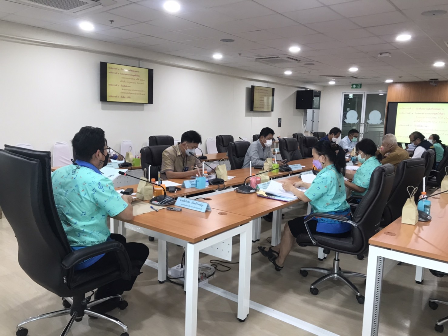 ภาพ..กาประชุมคณะกรรมการพัฒนาองค์การบริาหารส่วนจังหวัดสุพรรณบุรี ครั้งที่ 1/2565 เพื่อพิจารณาร่างแผนการดำเนินงานขององค์การบริหารส่วนจังหวัดสุพรรณบุรี ประจำปี 2565 วันที่ 20 ตุลาคม 2564