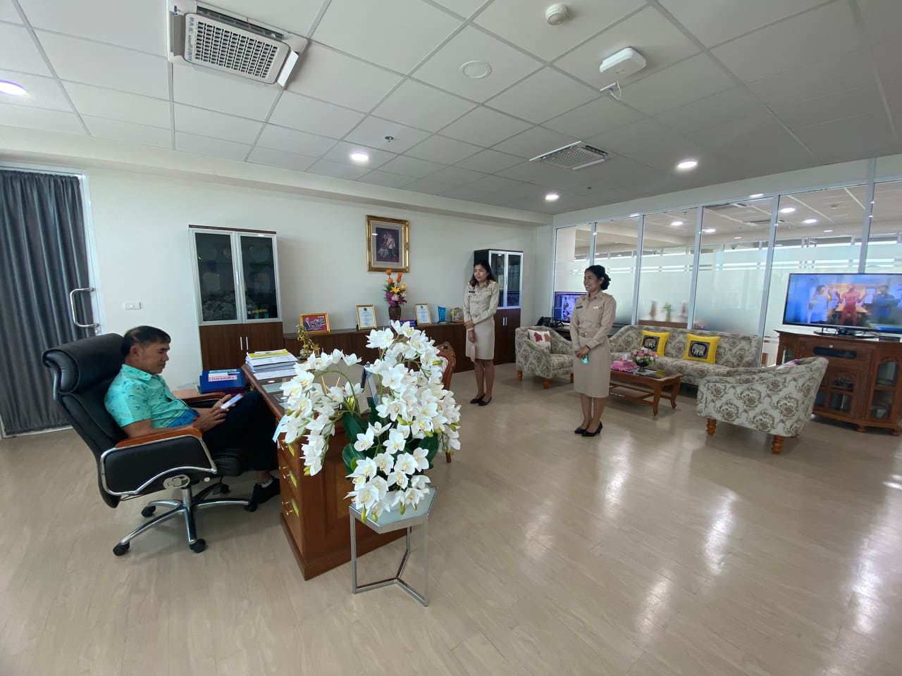 บุคคลผู้ที่ได้รับโอนและแต่งตั้งเป็นข้าราชการองค์การบริหารส่วนจังหวัดสุพรรณบุรี  เข้าพบผู้บริหารเพื่อรายงานตัว