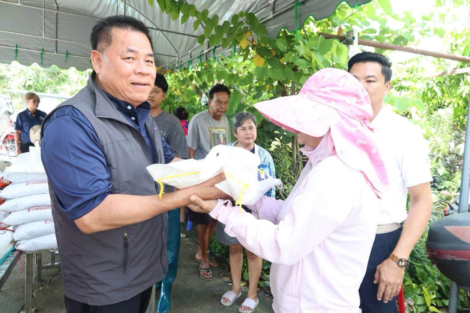 นายก อบจ.สุพรรณบุรี ลงพื้นที่ตำบลทับตีเหล็ก มอบข้าวสารช่วยเหลือผู้ประสบภัยน้ำท่วม