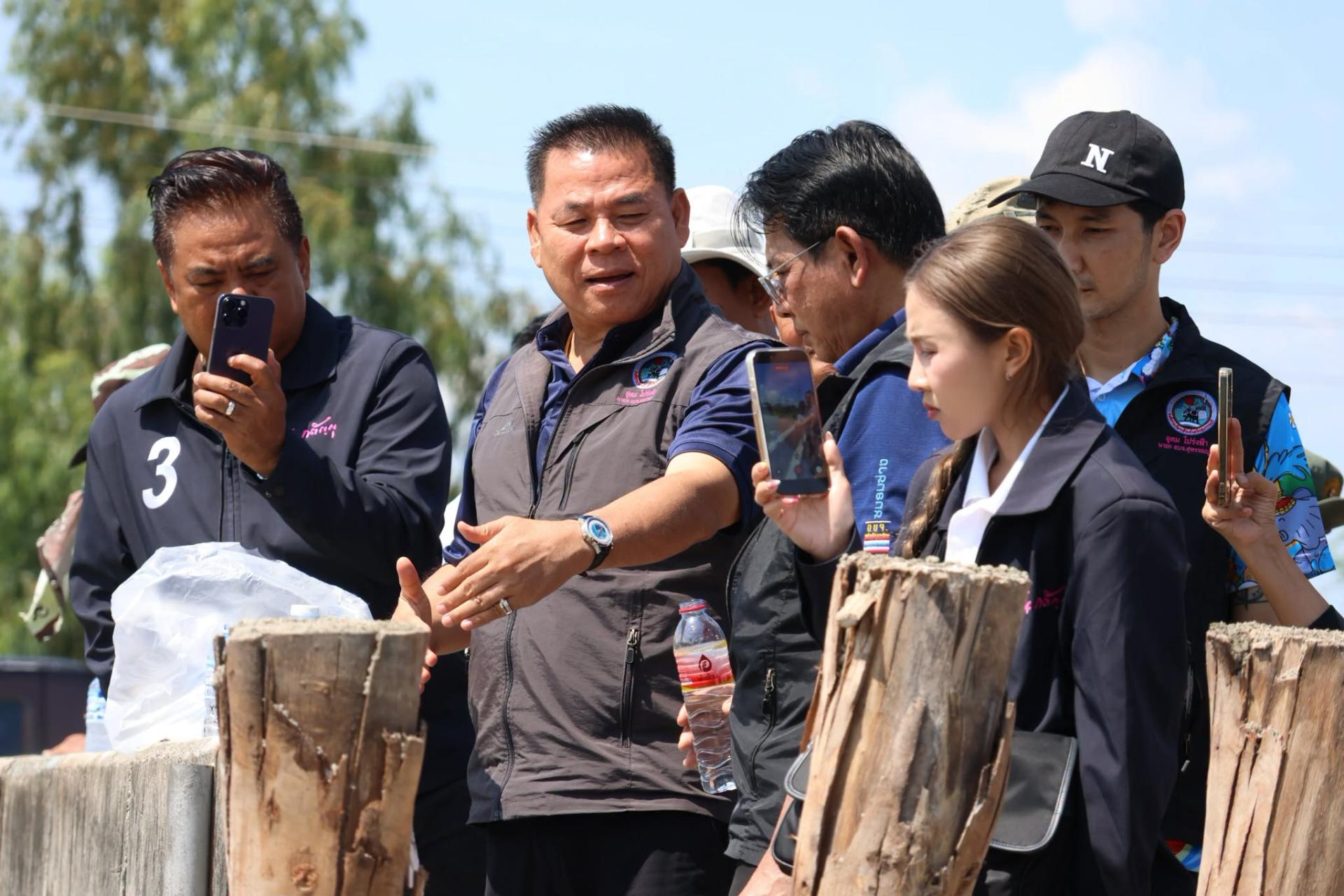  อบจ.สุพรรณบุรี ลงพื้นที่ติดตามการซ่อมแซมคอสะพานถนนสายบ้านปากแสก - บ้านไผ่ลูกนก
